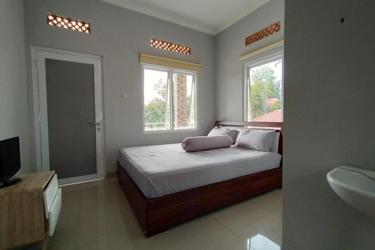 Villa Batu Tua Puncak Mitra Reddoorz Богор Екстериор снимка