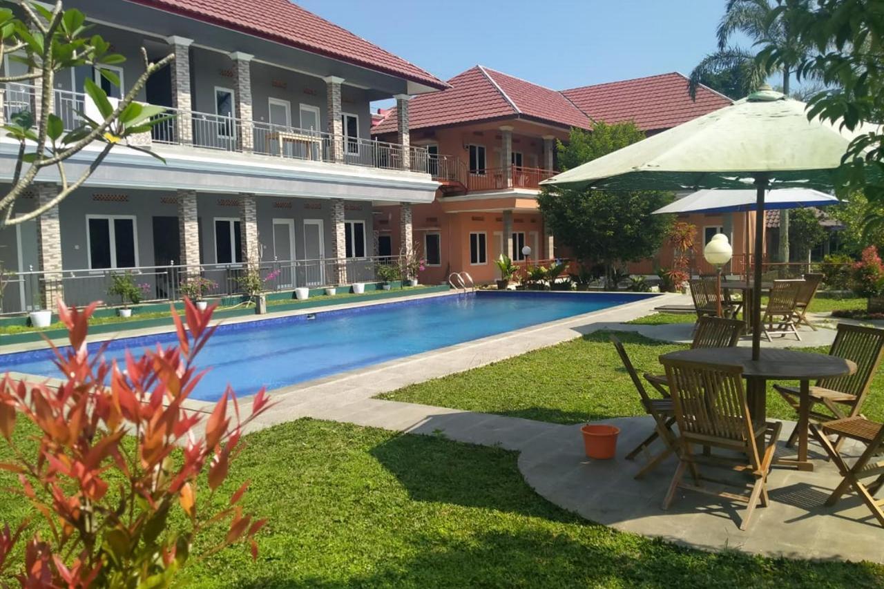 Villa Batu Tua Puncak Mitra Reddoorz Богор Екстериор снимка